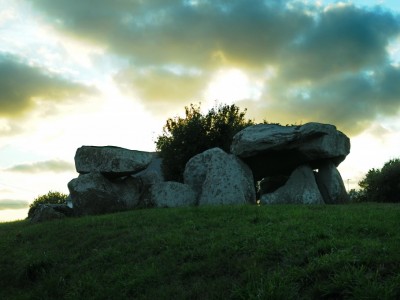 Coucher de soleil sur le dolmen de Kerhuen